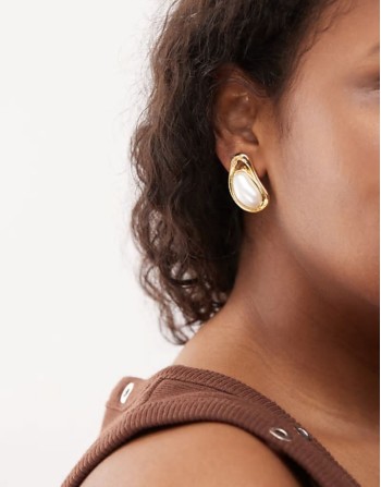 valley curved earrings with pearl embellishment in gold