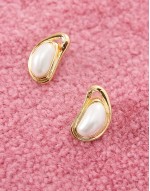 valley curved earrings with pearl embellishment in gold