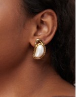 valley curved earrings with pearl embellishment in gold