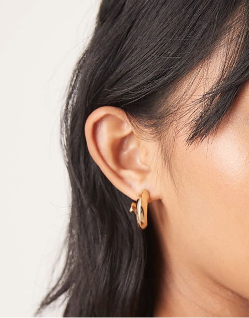 hoop earrings in curly design in gold tone
