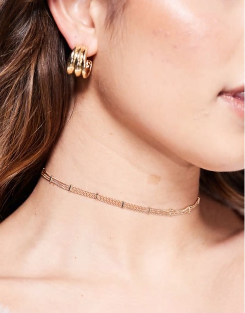 choker necklace with fine chain and dash detail in gold tone
