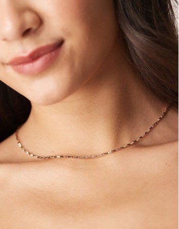 short necklace with wiggle design in gold tone