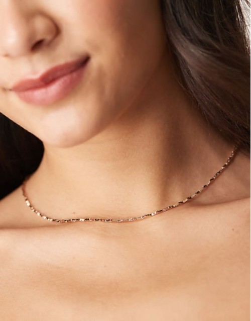 short necklace with wiggle design in gold tone