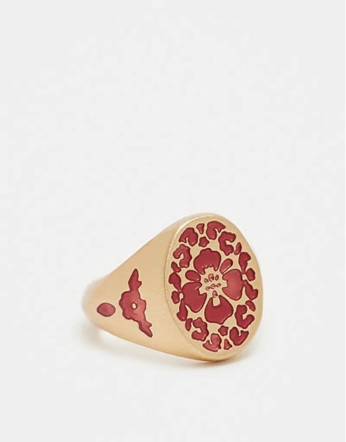 engraved ring with hibiscus enamel design in gold tone